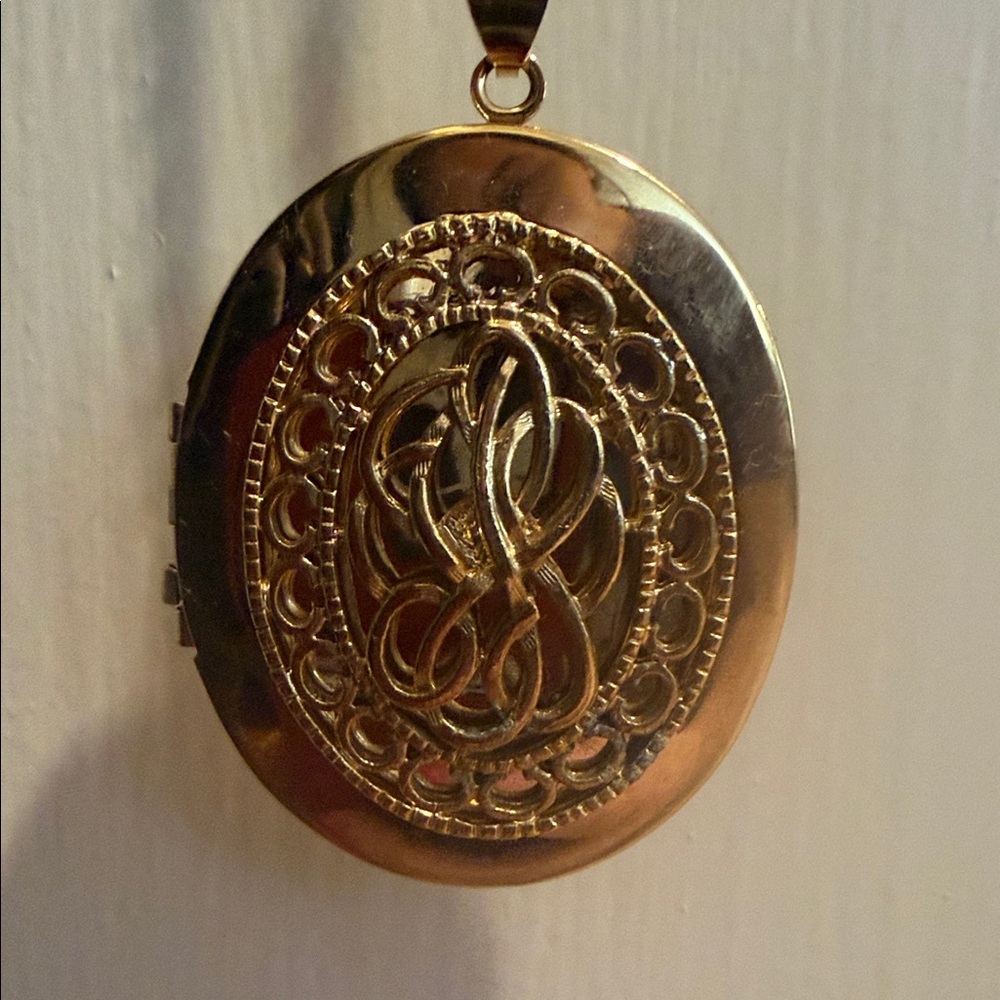 Intricate Medallion Gold Oval Locket Necklace with rope chain 14 inches - Picture 2 of 12